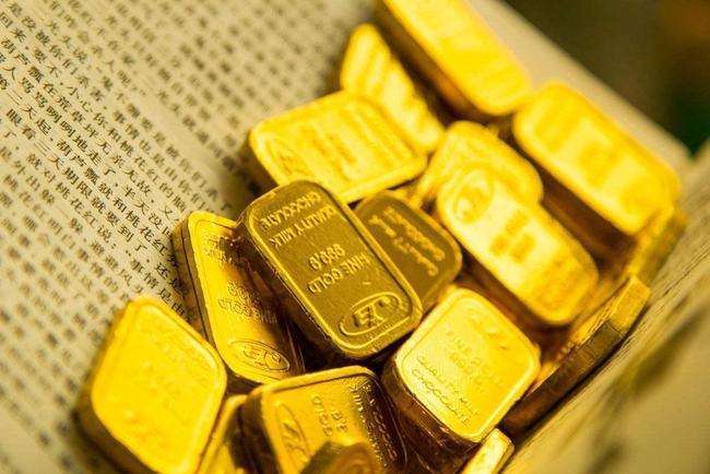 Investors Waiting for More US Economic Data, Spot Gold Weakens